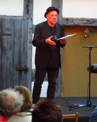 Foto des Albums: Der Berliner Liedermacher und Musikproduzent Andreas Albrecht gibt im Rahmen der Liedertour ein Hofkonzert im alten Pfarrhof