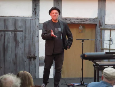Foto des Albums: Der Berliner Liedermacher und Musikproduzent Andreas Albrecht gibt im Rahmen der Liedertour ein Hofkonzert im alten Pfarrhof