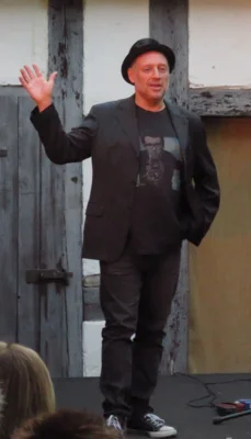 Foto des Albums: Der Berliner Liedermacher und Musikproduzent Andreas Albrecht gibt im Rahmen der Liedertour ein Hofkonzert im alten Pfarrhof
