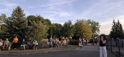 Da die Kapazit&auml;ten im Geb&auml;ude ersch&ouml;pft waren, nutzen viele Besucher auch unser Au&szlig;engel&auml;nde. 