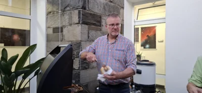 Andreas Mercz ist der Chef am Grill. 