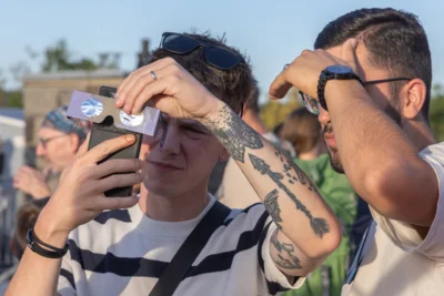 Experimente mit Sonnensichtbrille und Handy. Foto: Presseb&uuml;ro Hagen Hartwig 
