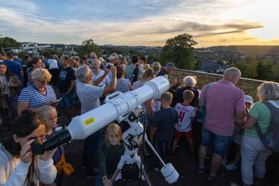 Das Teleskop von Herrn Vogel ist ebenfalls stark umlagert. Foto: Presseb&uuml;ro Hagen Hartwig 