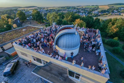 Zeitweise sind ca. 500 Personen auf dem Beobachtungsdach. Foto: Presseb&uuml;ro Hagen Hartwig 