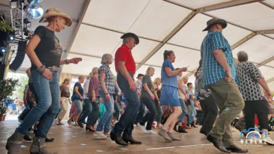 Country & Line-Dance mit DJ GoldiLinedance mit DJ. Goldie  (Bild vergr&ouml;&szlig;ern)