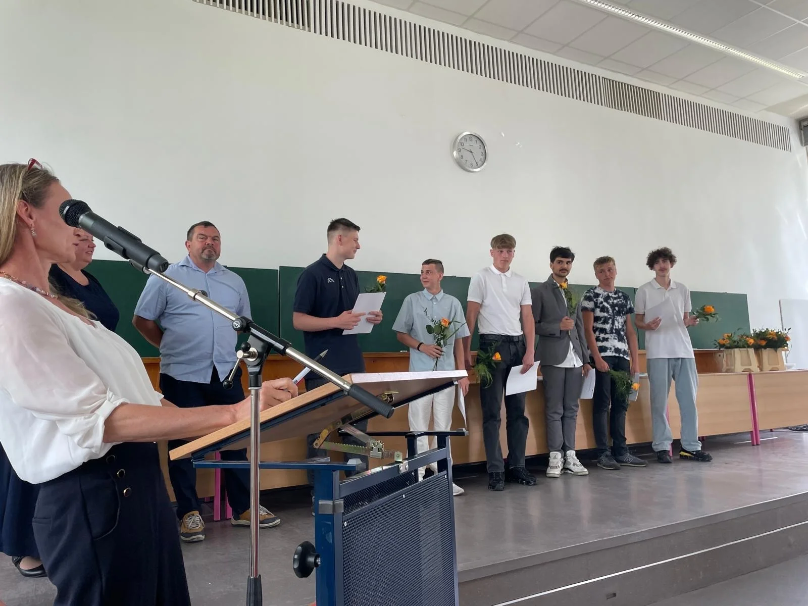 Bild: Schüler und Lehrende bei Zeugnisausgabe