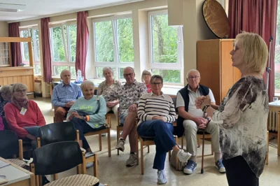 Gruppenleiterin Martina Wagner-Tondorf begr&uuml;&szlig;t die Teilnehmenden 