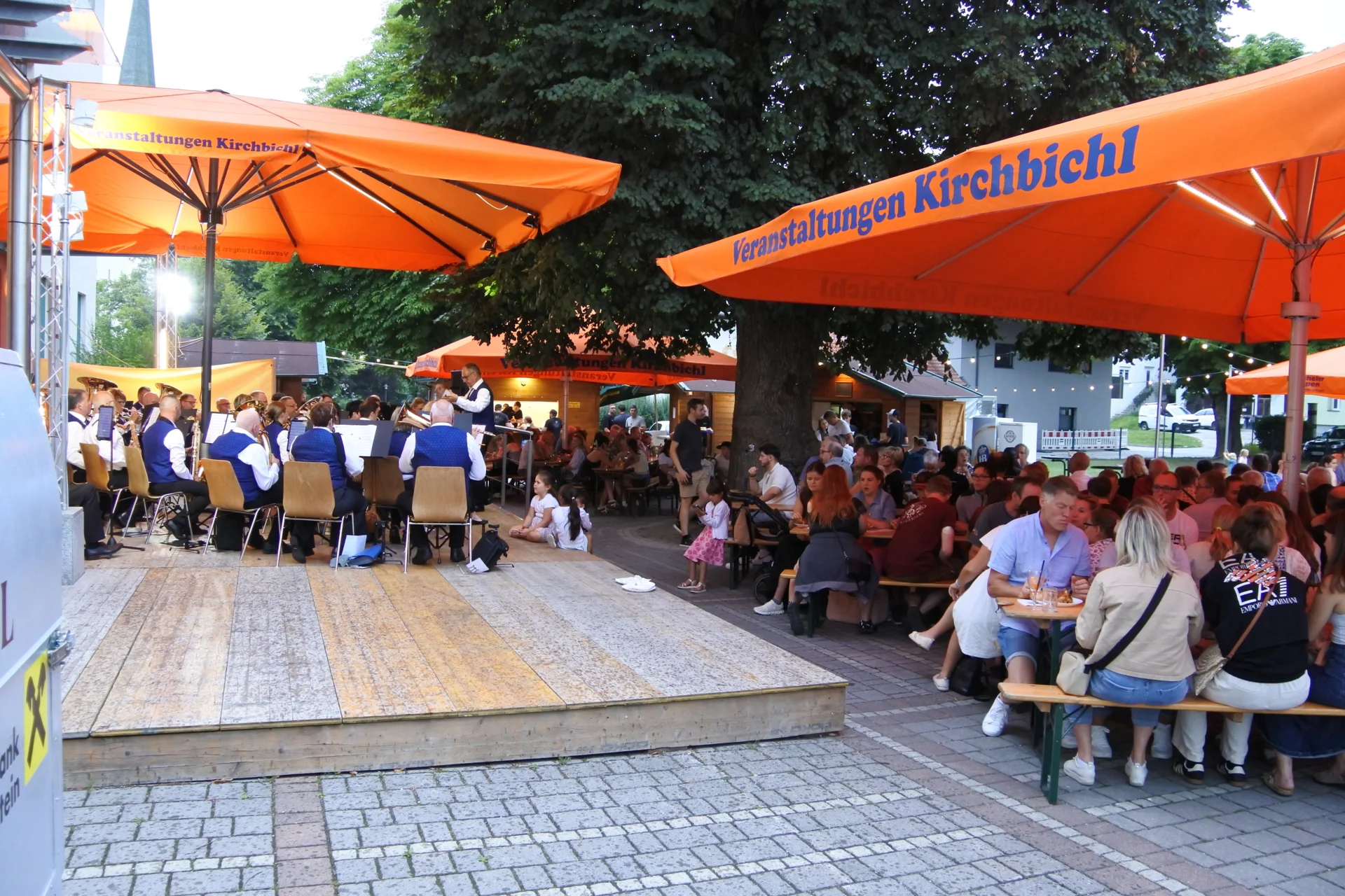 Bild: Viele Zuhörer lauschen der Musik