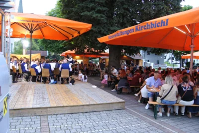 Viele Zuh&ouml;rer lauschen der Musik  (Bild vergr&ouml;&szlig;ern)