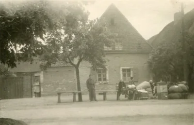BR&Ouml;SA_Hof in der Alten Dorfstra&szlig;e 17b, Zustand 1940. Davor ein Fl&uuml;chtlingstreck aus Litauen 