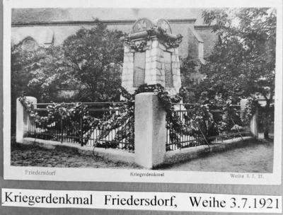 Kriegerdenkmal 1921 vor der Kirche 
