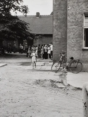 Alter Schulhof, Dorfplatz 15, 1977 