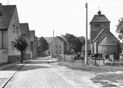 Dorfplatz 10 mit Kirche Richtung Schule 