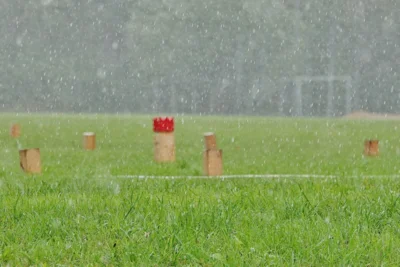 Der K&ouml;nig steht im Regen 