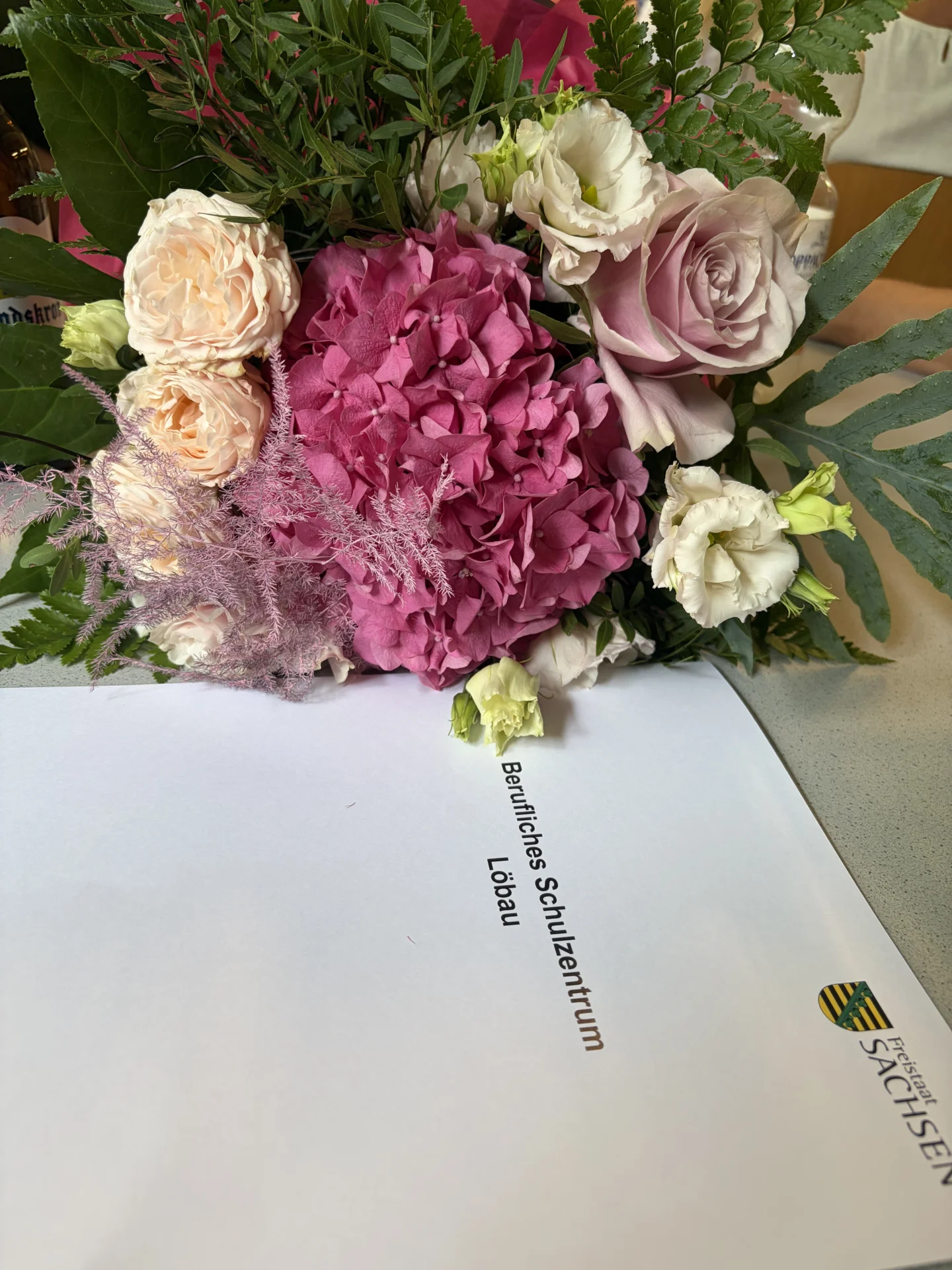 Bild: Blumen und Urkunde