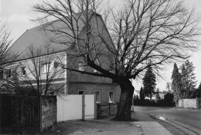 Bitterfelder Str , gegen&uuml;ber Friedhof, ehemals Amtsrichterhaus, 1990 