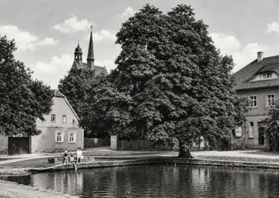 Dorfplatz mit Dorfteich und Pfarrhaus rechts  heute Arztpraxis Simon, ca  1960 