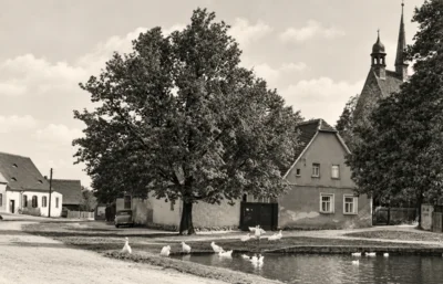 Dorfplatz rechts K&uuml;sterhaus mit Kirche  links Konsum  damals Gastst&auml;tte mit Saal ca  1950 