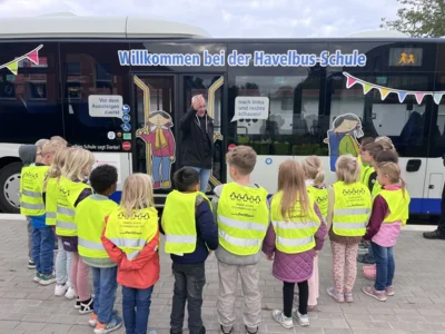 Die Busschule mit einem Extra-Bus f&uuml;r uns 