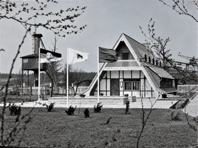 Schachtbaude Au&szlig;enansicht im Hintergrund der Europabagger (gr&ouml;&szlig;ter Bagger Europas)  ca  1975 