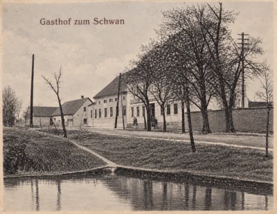 ehem  Gasthof Zum Schwan im Vordergrund der ehem  kleine Teich heute d  Platz  Backh&auml;uschen  Hintergrund die ehem Schmiede 1925 
