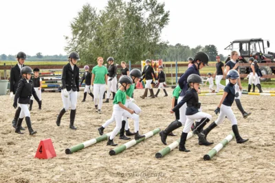 Die F&uuml;hrz&uuml;gelkinder bei der Parcoursbesichtigung 