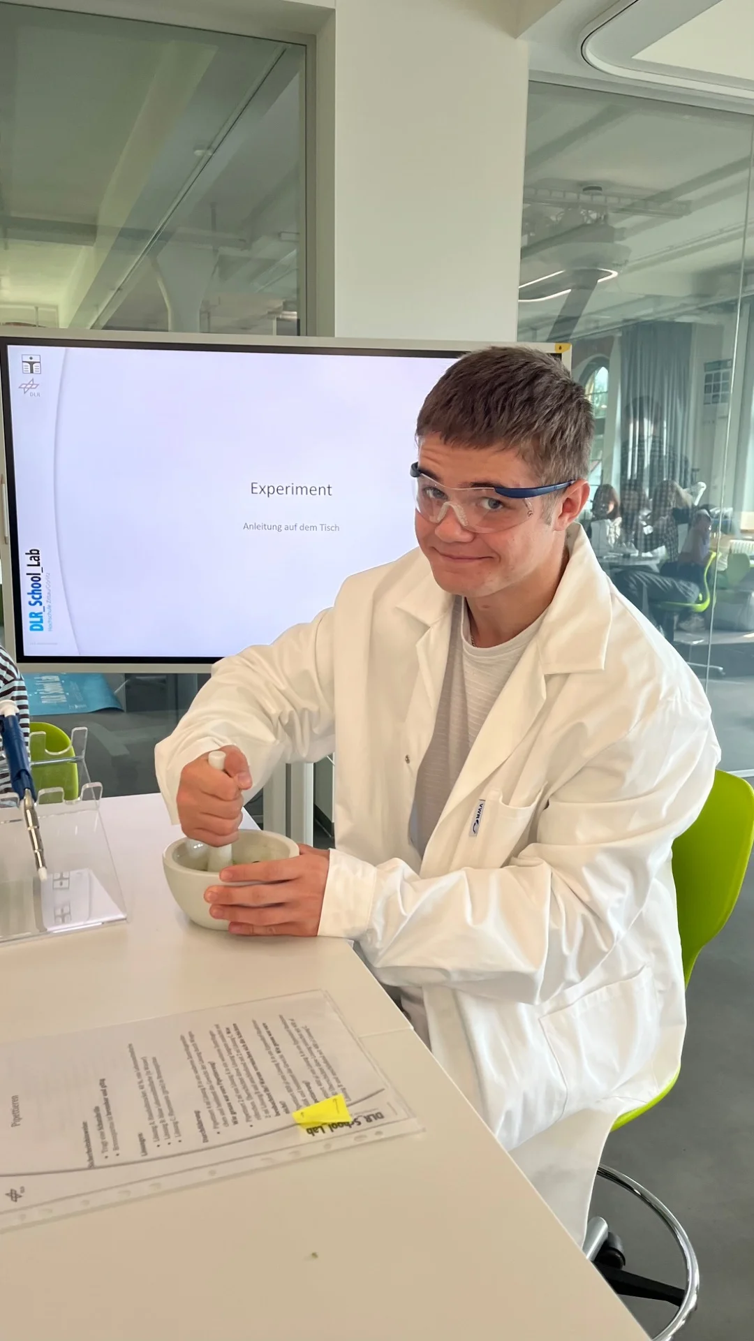 Bild: Schüler mit Schutzbrille bei Experiment