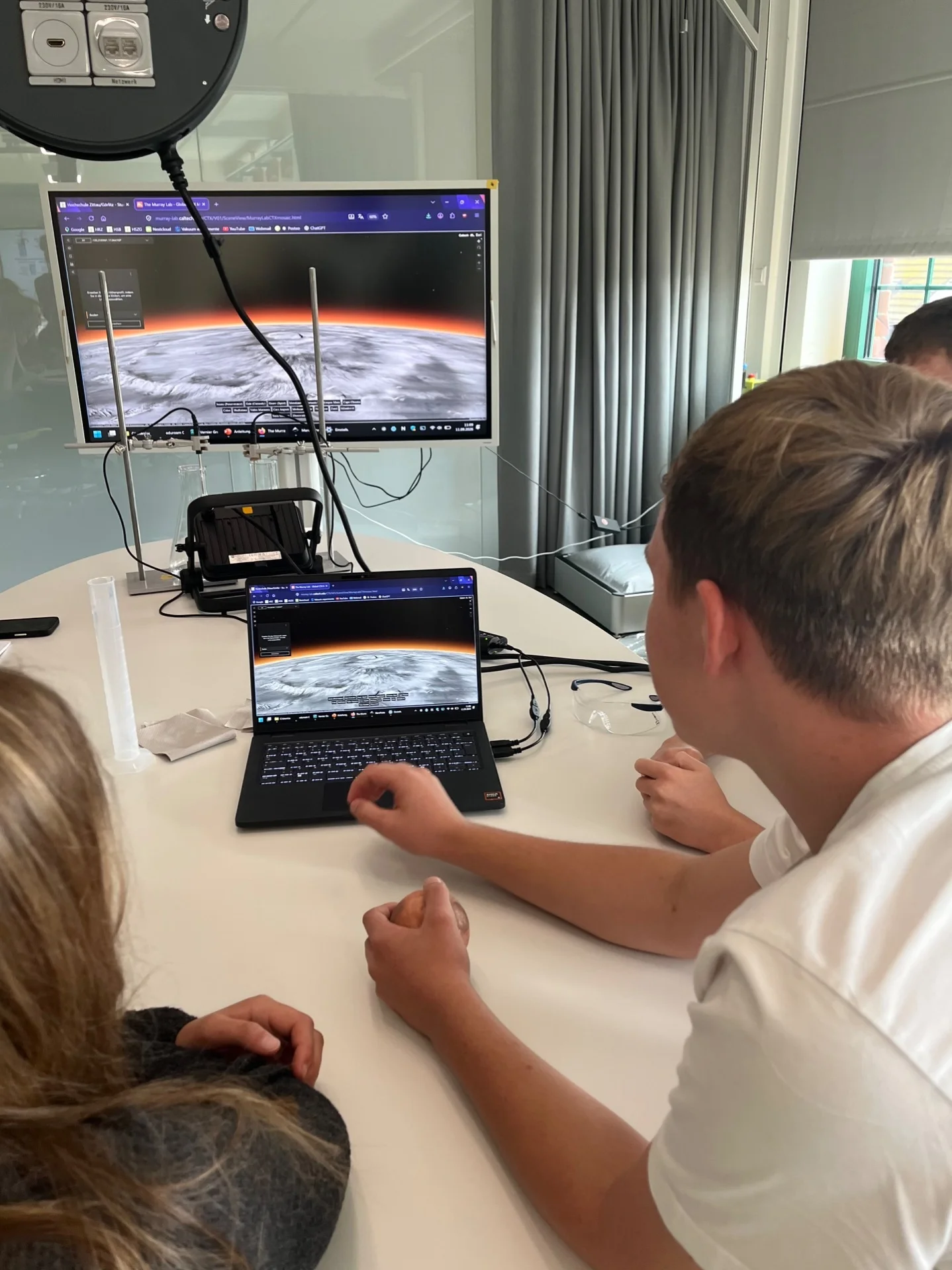 Bild: SchülerInnen bearbeiten Weltraumprojekt