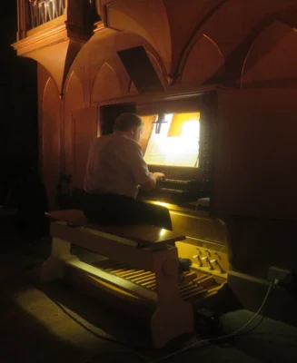 Foto des Albums: Der gebürtige Dortmunder, jetzt in Berlin lebende Dr. Florian Wilkes spielt ein großartiges Orgelkonzert in der Stadtkirche, welches die Zuhörer begeistert