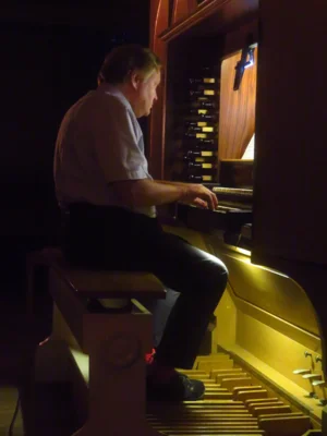 Foto des Albums: Der gebürtige Dortmunder, jetzt in Berlin lebende Dr. Florian Wilkes spielt ein großartiges Orgelkonzert in der Stadtkirche, welches die Zuhörer begeistert