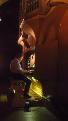 Foto des Albums: Der gebürtige Dortmunder, jetzt in Berlin lebende Dr. Florian Wilkes spielt ein großartiges Orgelkonzert in der Stadtkirche, welches die Zuhörer begeistert