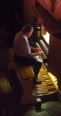 Foto des Albums: Der gebürtige Dortmunder, jetzt in Berlin lebende Dr. Florian Wilkes spielt ein großartiges Orgelkonzert in der Stadtkirche, welches die Zuhörer begeistert