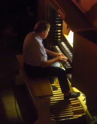 Foto des Albums: Der gebürtige Dortmunder, jetzt in Berlin lebende Dr. Florian Wilkes spielt ein großartiges Orgelkonzert in der Stadtkirche, welches die Zuhörer begeistert
