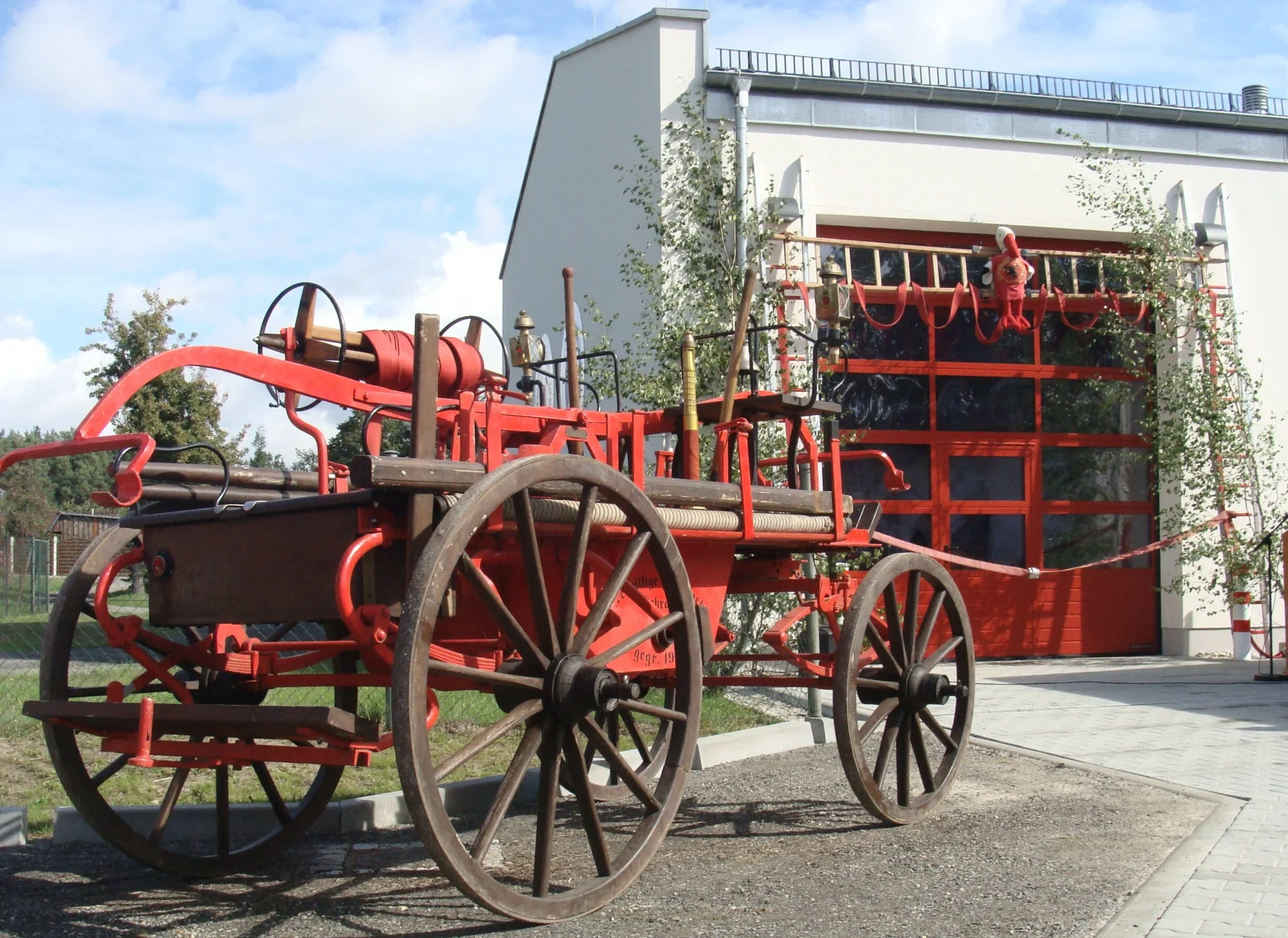 Bild: Die alte Handruckspritze vor dem neuen Gerätehaus