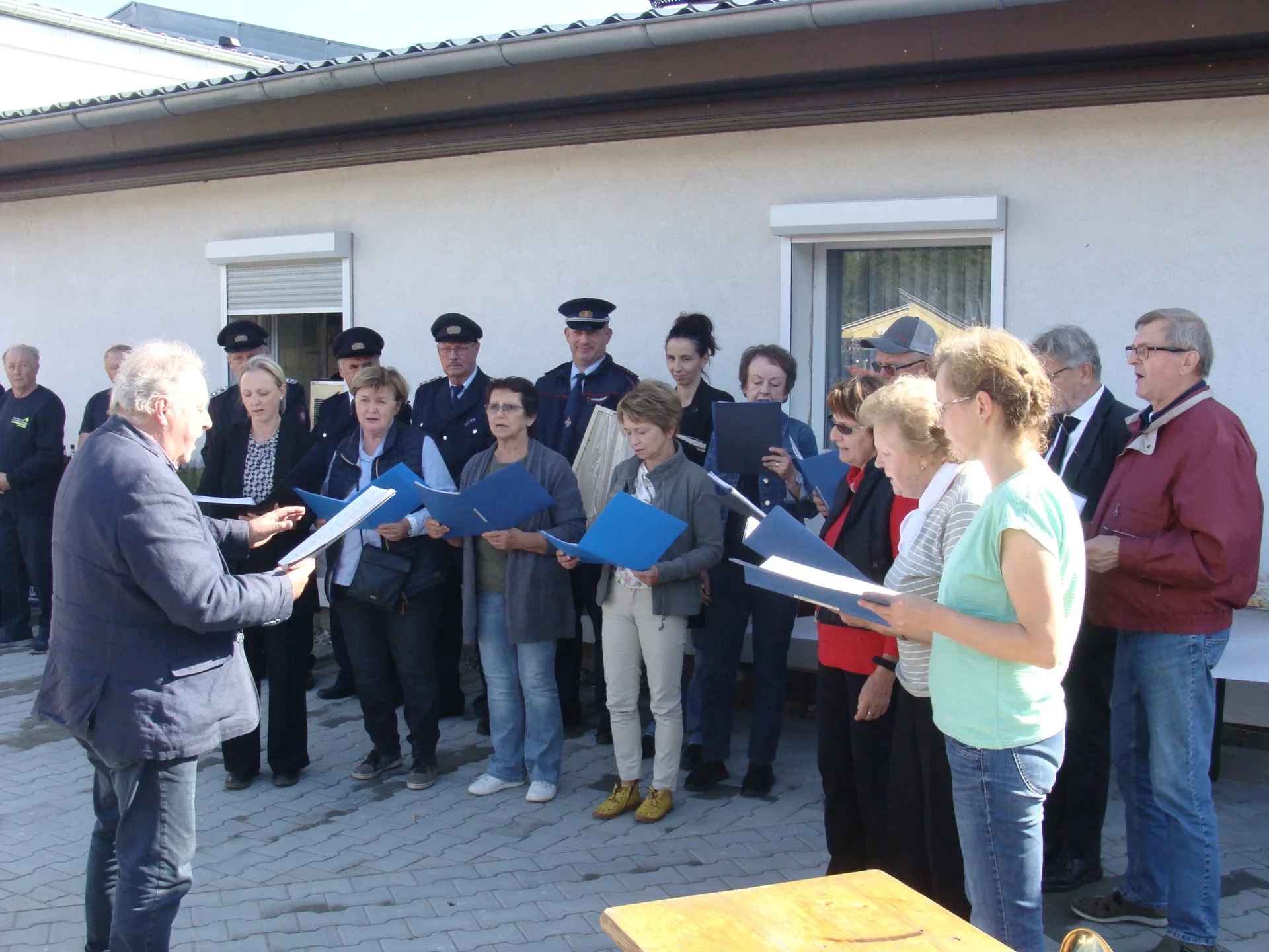 Bild: Der Kirchenchor gratuliert musikalisch.