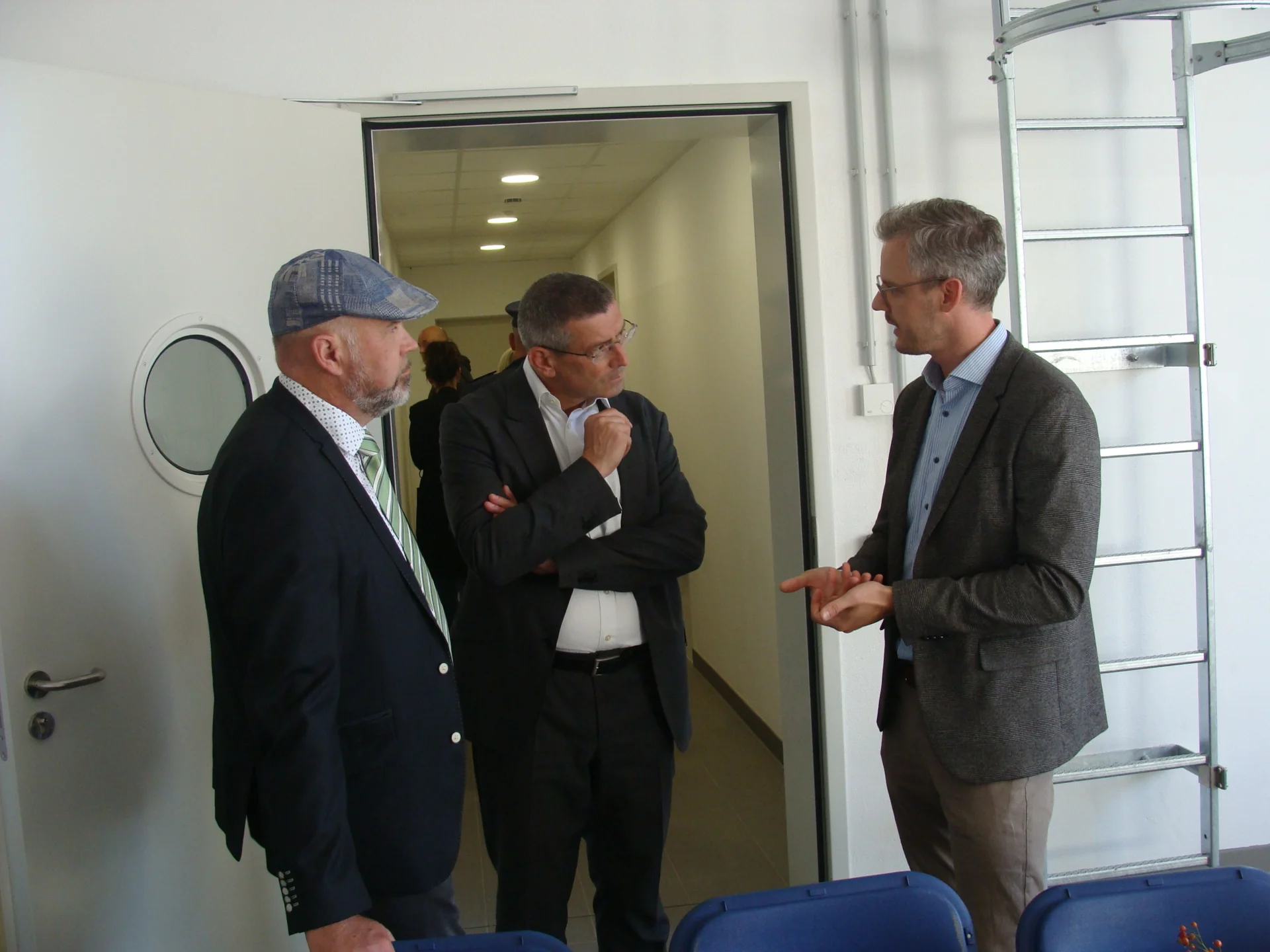 Bild: Bauamtsleiter Matthias Koal führt Staatssekretär Schüler und Amtsdirektor Hentschel durch das neue Gebäude (v. r.)
