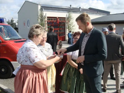 Landrat Martin Heusler wird mit Brot und Salz begr&uuml;&szlig;t.  (Bild vergr&ouml;&szlig;ern)