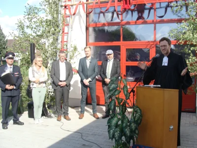 Pfarrer Jakob Simon segnet das Ger&auml;tehaus.  (Bild vergr&ouml;&szlig;ern)