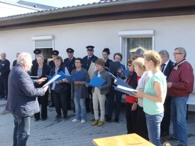 Der Kirchenchor gratuliert musikalisch.  (Bild vergr&ouml;&szlig;ern)