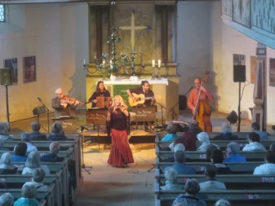 Foto des Albums: The String Company aus Erfurt spielte internationale Vielfalt in die Herzen der Zuhörer zum diesjährigen 5. Sommerkonzert in der Reinharzer Kirche
