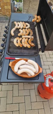 ....die bekannte frische Bratwurst  (Bild vergr&ouml;&szlig;ern)