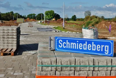 Blick in die Erschlie&szlig;ungsstra&szlig;e - mit Schild 
