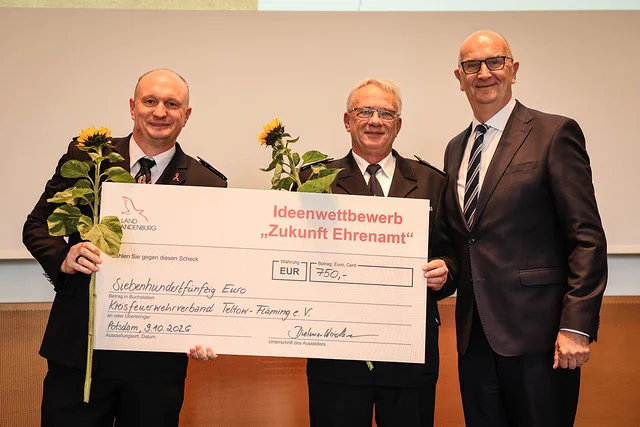 Bild: Übergabe des Schecks über 750,00 €