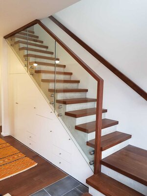 Stufen und Gel&auml;nder aus Sucupira, Einbauschrank auf Ma&szlig; 