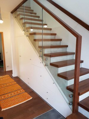 Stufen und Gel&auml;nder aus Sucupira, Einbauschrank auf Ma&szlig; 