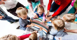 Kinder sitzen im Kreis
