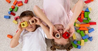 Kinder mit Bausteinen