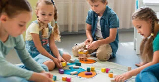 Kinder spielen gemeinsam
