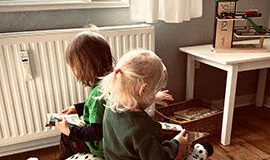 Kinder auf Boden