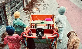 Kinder gehen spatzieren